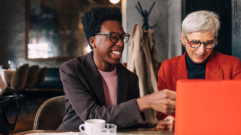 how-to-ask-for-feedback-two-colleagues-at-coffee