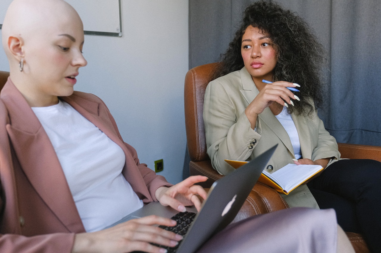 Woman-looking-angry-at-work-meeting-with-coworker-negotiation-strategies