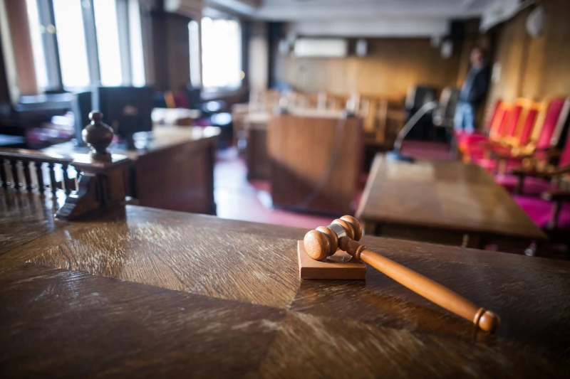 Vista de una sala de tribunal desde el estrado del juez